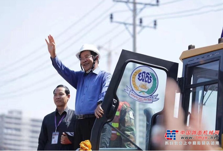 柬埔寨首相洪森试驾山推推土机