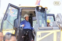 柬埔寨首相洪森试驾山推推土机