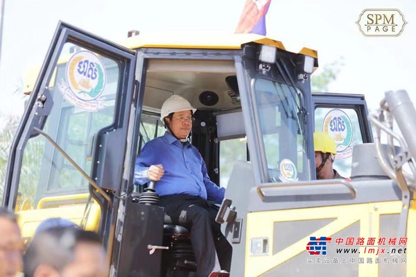 柬埔寨首相洪森试驾山推推土机