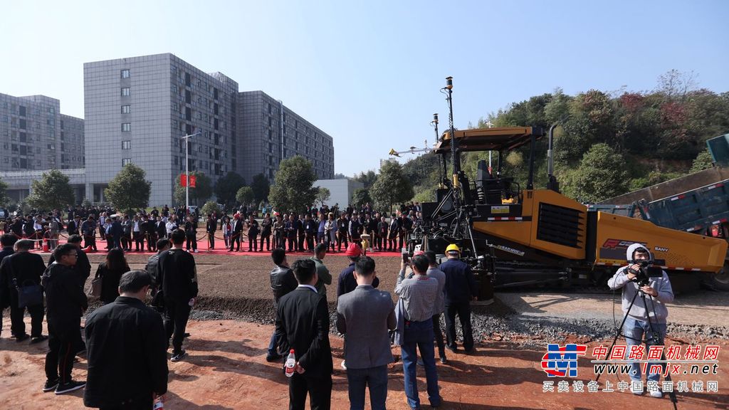 三一重工第6000台摊铺机成功下线，无人驾驶摊铺机震撼登场！