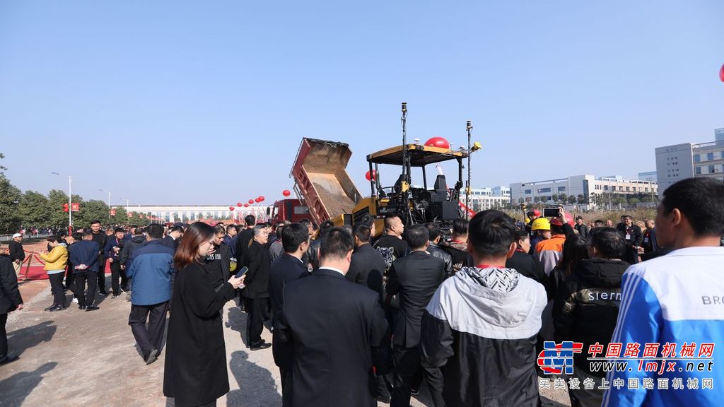 三一重工第6000台摊铺机成功下线，无人驾驶摊铺机震撼登场！