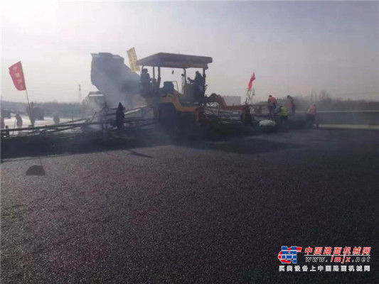 抗離析攤鋪機在京滬高速改擴建1標進行全斷麵“一字坡，無縱縫”18.75米瀝青上麵層施工