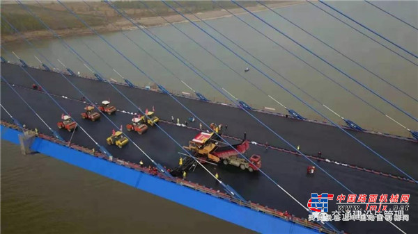 武漢青山長江橋完美鋪裝 中大機械長江最寬橋創19.5米攤鋪新紀錄