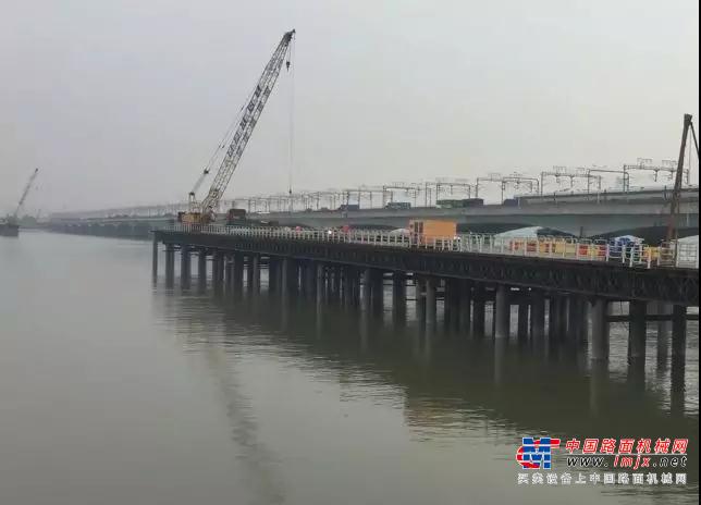 徐工XR550D现身钱塘桥新建大桥现场，助力杭州地铁踏浪“飞渡”