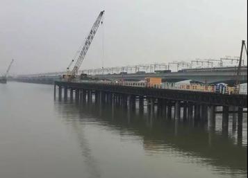 徐工XR550D现身钱塘桥新建大桥现场，助力杭州地铁踏浪“飞渡”