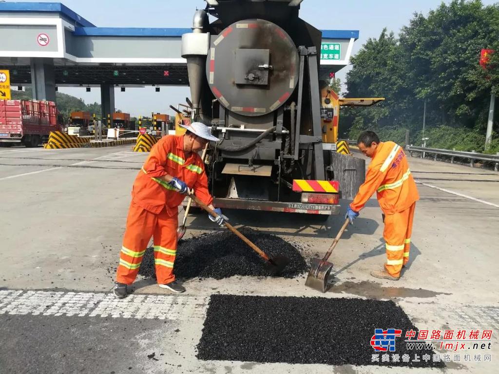 路面腐蚀怎么办？徐工XLY路面养护车帮您解决一切问题！