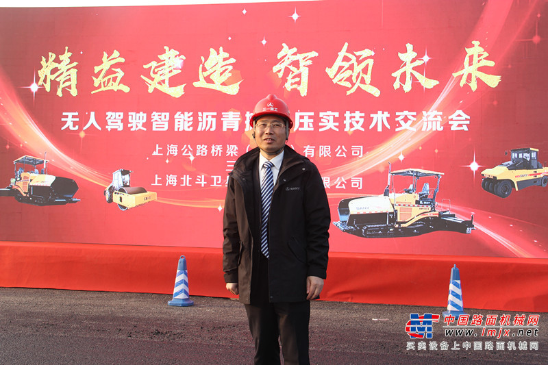 完美演绎 三一无人驾驶智能沥青摊铺及压实施工燃爆上海滩