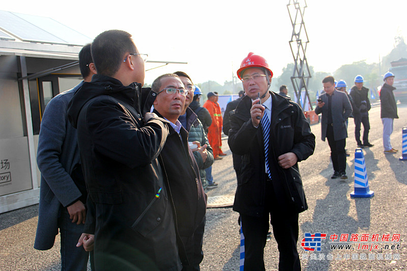 完美演绎 三一无人驾驶智能沥青摊铺及压实施工燃爆上海滩