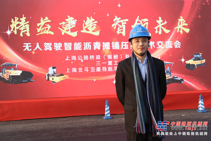 完美演绎 三一无人驾驶智能沥青摊铺及压实施工燃爆上海滩