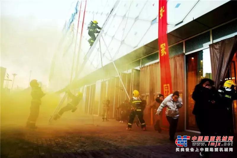 徐工成套化消防装备助力包头市实战拉动演练