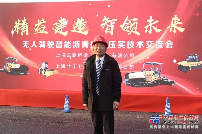 全球首秀丨三一无人驾驶智能摊铺及压实施工燃爆上海滩