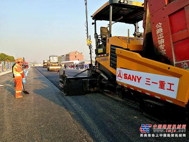 全球首秀丨三一无人驾驶智能摊铺及压实施工燃爆上海滩