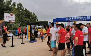 2019微挖大会机友参与卡特彼勒投篮活动