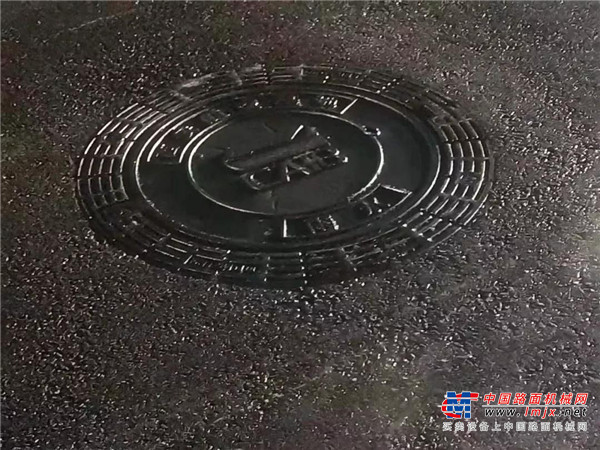 中大机械成功进行低温条件下市政道路高模量天然沥青路面摊铺