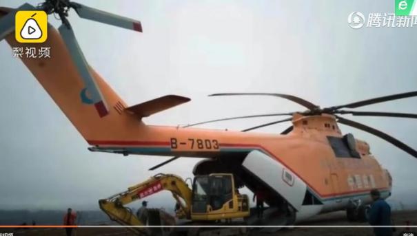 巨無霸直升機空運挖掘機進山施工