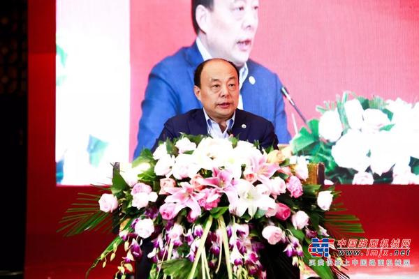 中国公路学会副理事长兼秘书长刘文杰出席“绿色智能道路建养装备科技论坛”并致辞