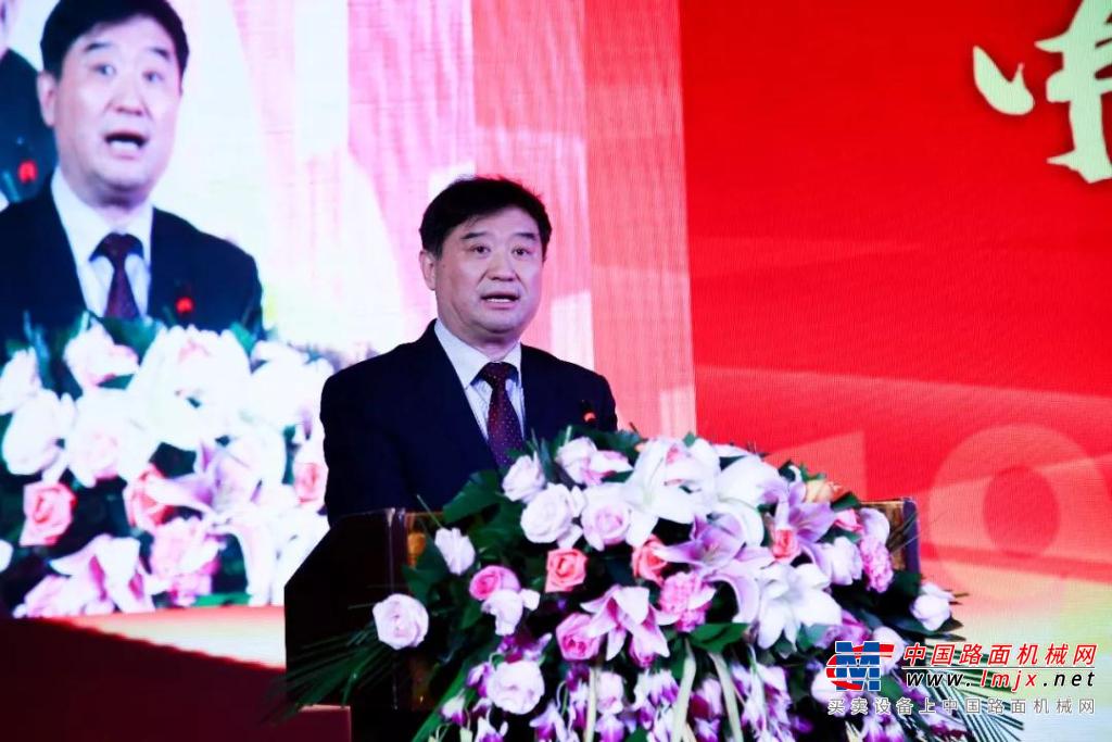 中国工程机械工业协会常务副会长苏子孟出席“绿色智能道路建养装备科技论坛”并致辞