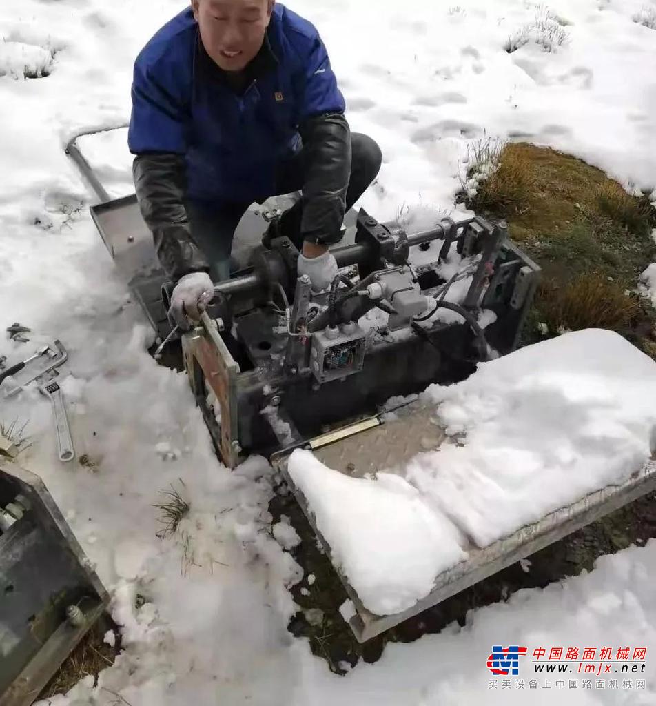 奋斗者 | 见证徐工道路最美服务：奋战在西藏高原的老中青三代！