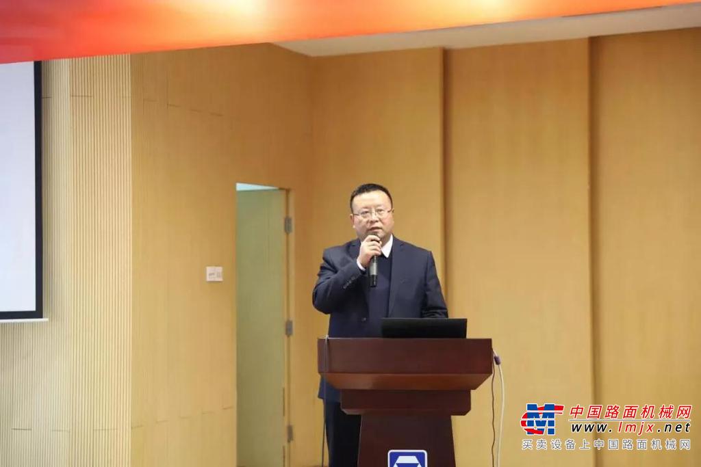 徐工：举旗定向 谋篇布局 量质齐跃 再上台阶