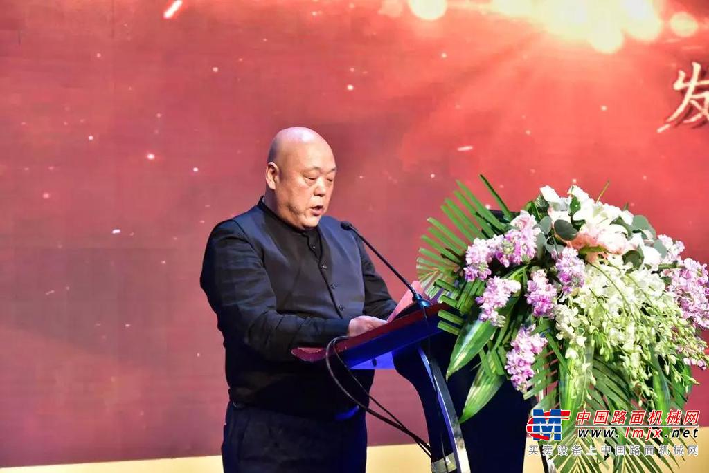 15年领跑中国起重机，两年位居全球前二，徐工，向全球轮式起重机第一发起冲击