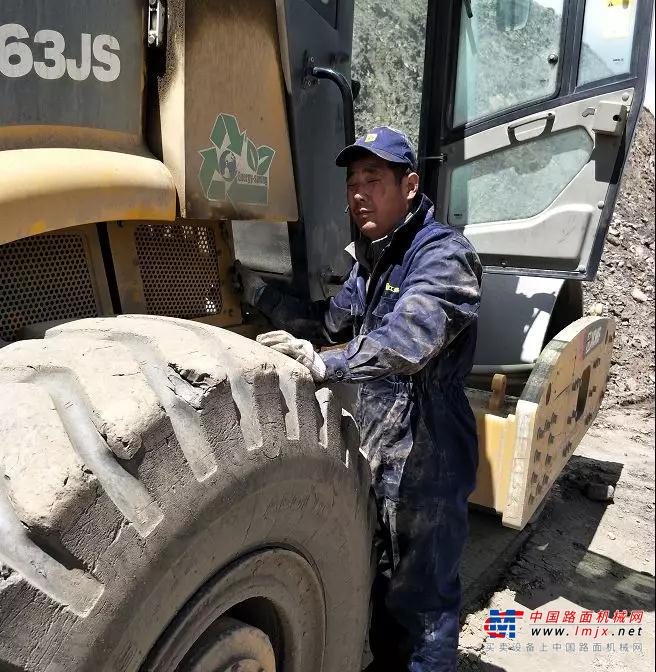 奋斗者 | 见证徐工道路最美服务：奋战在西藏高原的老中青三代！