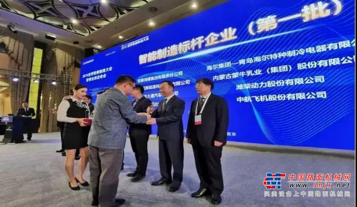 15年领跑中国起重机，两年位居全球前二，徐工，向全球轮式起重机第一发起冲击