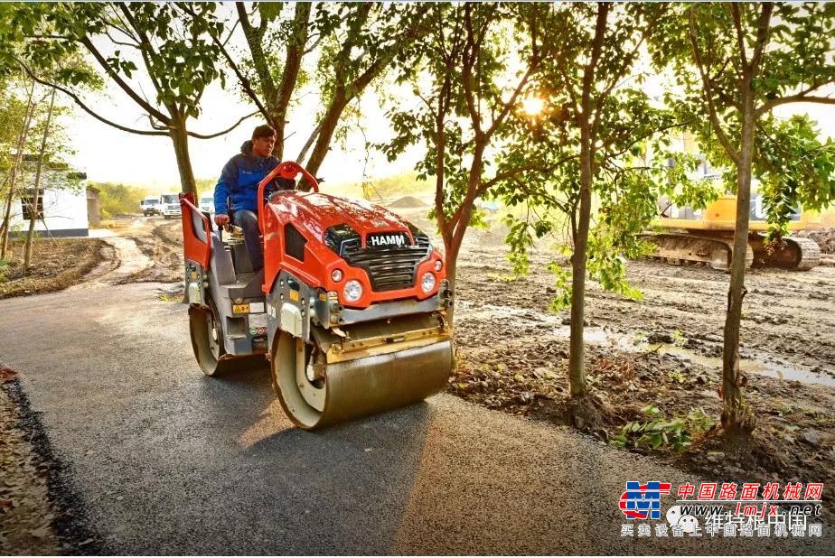 工地报告 | 悍马 HD 30 VV 双钢轮压路机小身材、大作为，建设美好乡村路