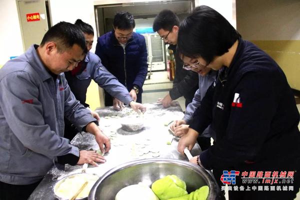 “浓情冬至•爱在西筑”冬至“送饺子”啦！