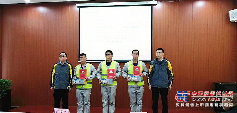 就业拿高薪 “红色情”职业培训学员即将走上工程机械之路