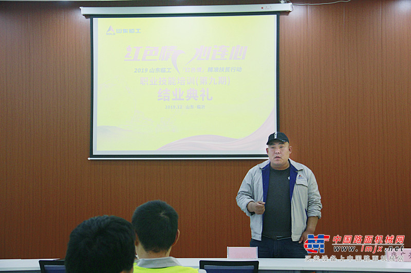 就业拿高薪 “红色情”职业培训学员即将走上工程机械之路