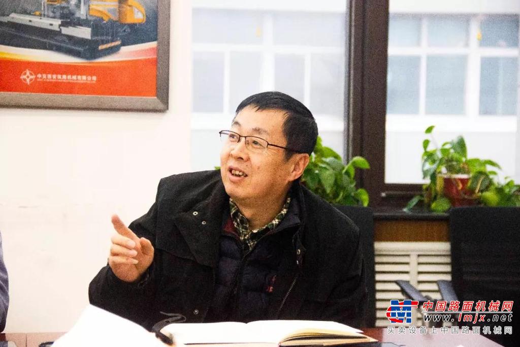 西筑公司召开青年骨干座谈会