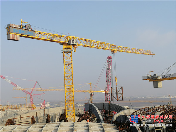 中国出口最大吨位塔机进驻科威特施工 中联重科海外再创新记录