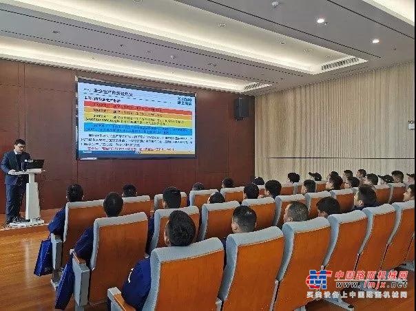 徐工：在这里！一年有300余名专业服务人员“镀金”再出发