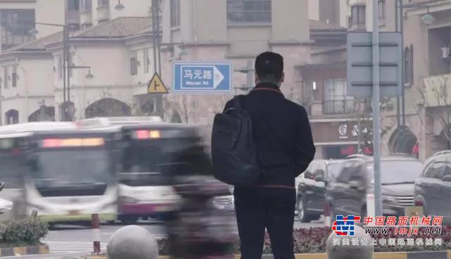 徐工：年度扎心视频，成年人的崩溃就在一瞬间