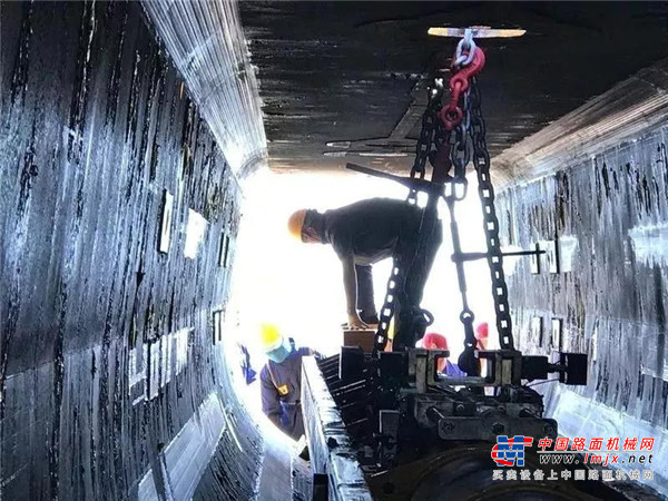 一年“只”卖了12台，却人人都想拥有，这款徐工起重机到底“香”在哪儿？