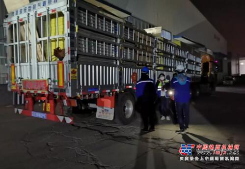 最美逆行者！17小时1230公里，过年他瞒着爸妈满载物资连夜驰援武汉