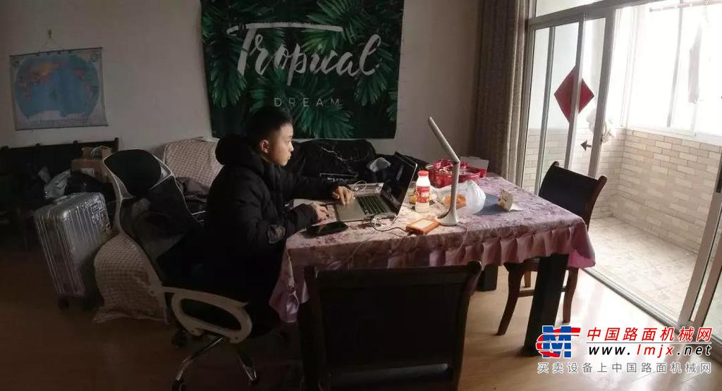 三一：有的人坚守岗位，有的人坚守在家，都是在抗击疫情！