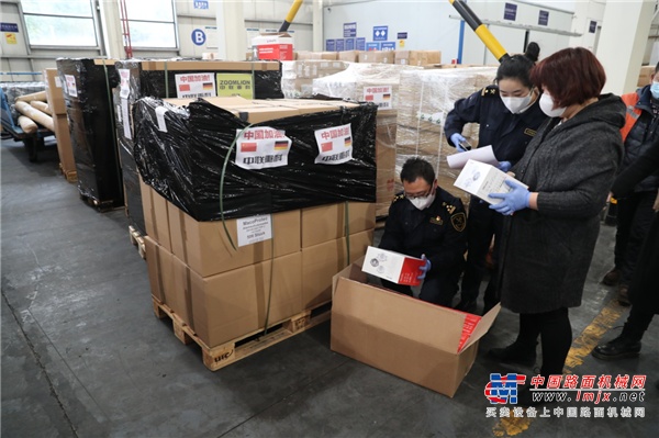 精準采購助力抗疫 中聯重科第二批百萬件捐贈醫護物資陸續抵長