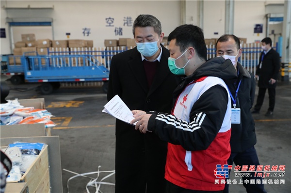精準采購助力抗疫 中聯重科第二批百萬件捐贈醫護物資陸續抵長