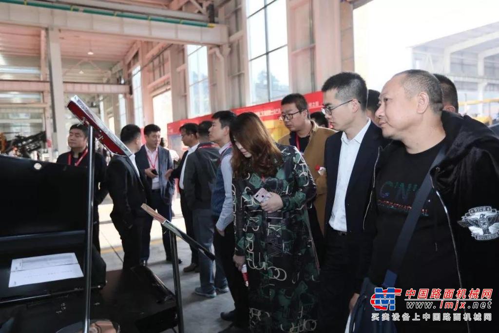 三一无人驾驶智能摊铺压实技术交流会暨第6000台摊铺机下线仪式闪耀银城