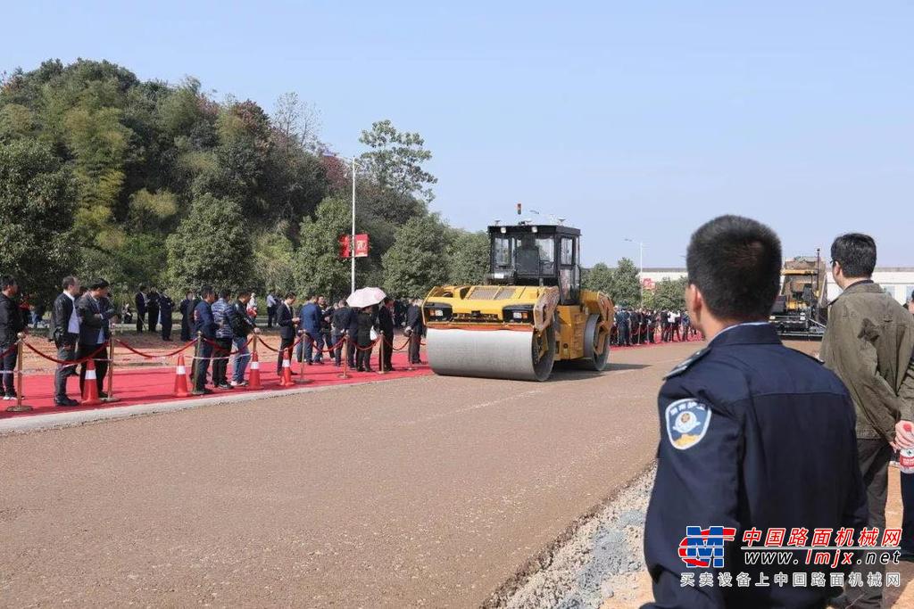 三一无人驾驶智能摊铺压实技术交流会暨第6000台摊铺机下线仪式闪耀银城