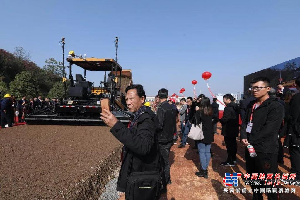 三一无人驾驶智能摊铺压实技术交流会暨第6000台摊铺机下线仪式闪耀银城