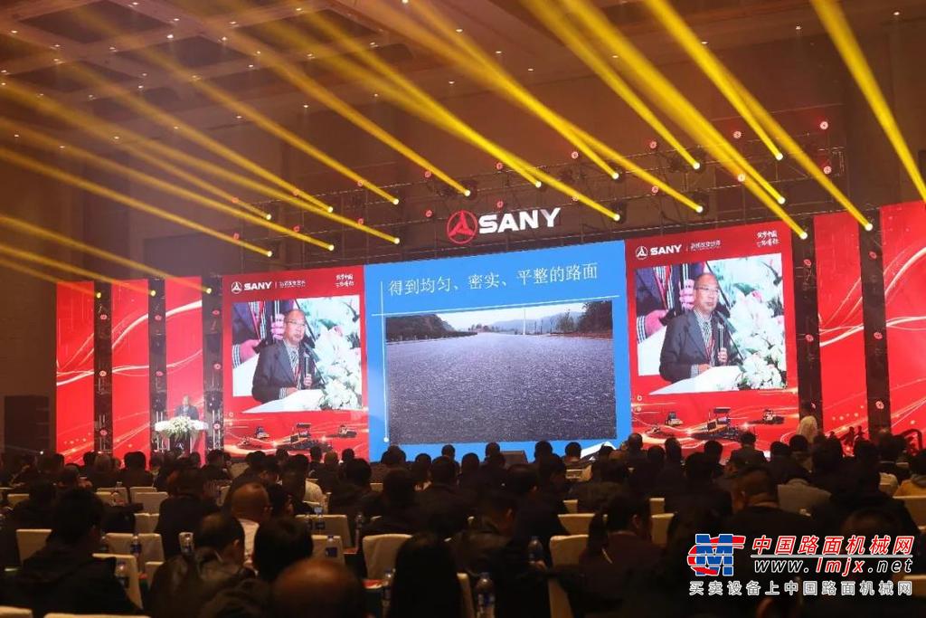 三一无人驾驶智能摊铺压实技术交流会暨第6000台摊铺机下线仪式闪耀银城