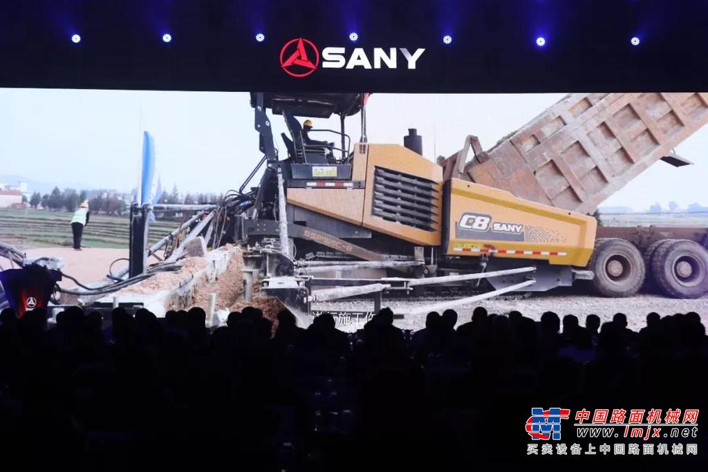 三一无人驾驶智能摊铺压实技术交流会暨第6000台摊铺机下线仪式闪耀银城