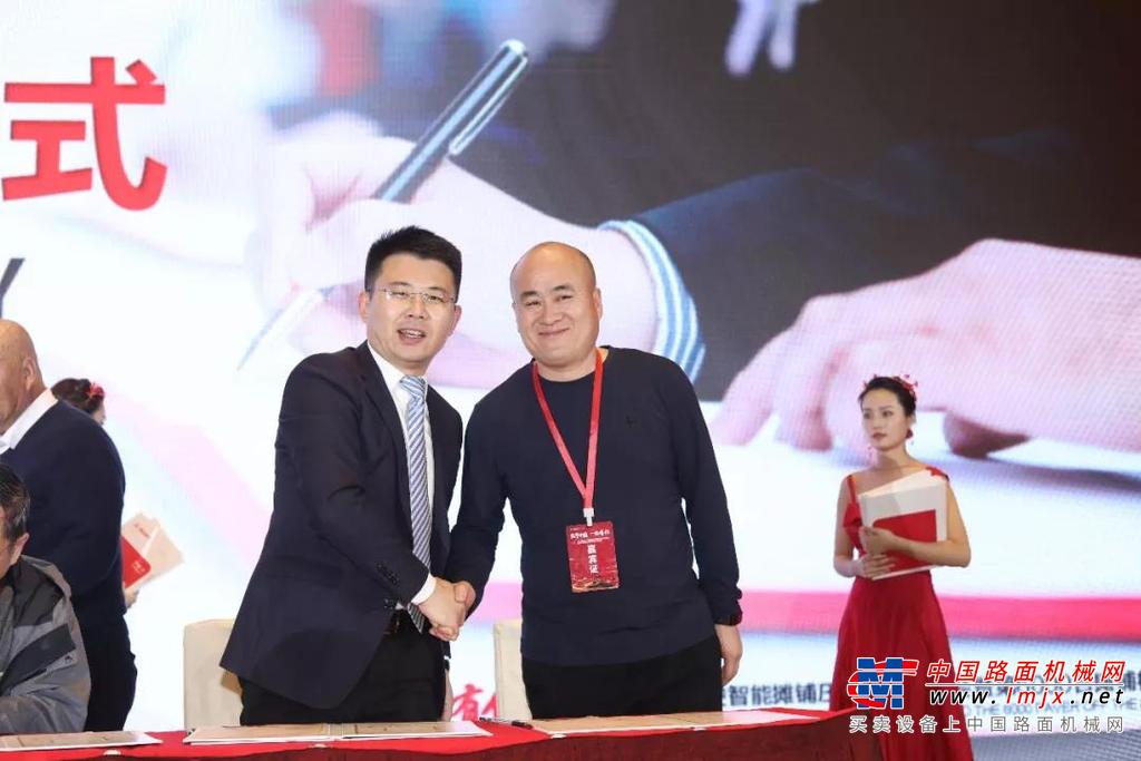 三一无人驾驶智能摊铺压实技术交流会暨第6000台摊铺机下线仪式闪耀银城
