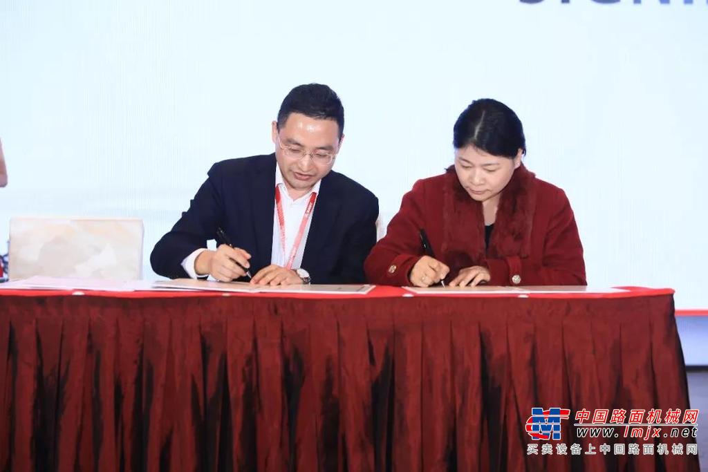 三一无人驾驶智能摊铺压实技术交流会暨第6000台摊铺机下线仪式闪耀银城