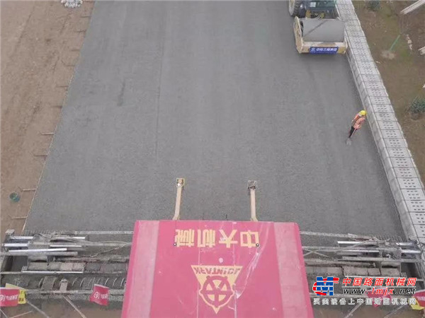 中大机械：穿越秦岭的宝汉高速15.5米水稳基层一字坡无纵缝摊铺