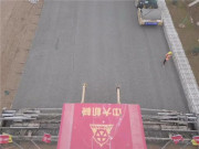 中大机械：穿越秦岭的宝汉高速15.5米水稳基层一字坡无纵缝摊铺