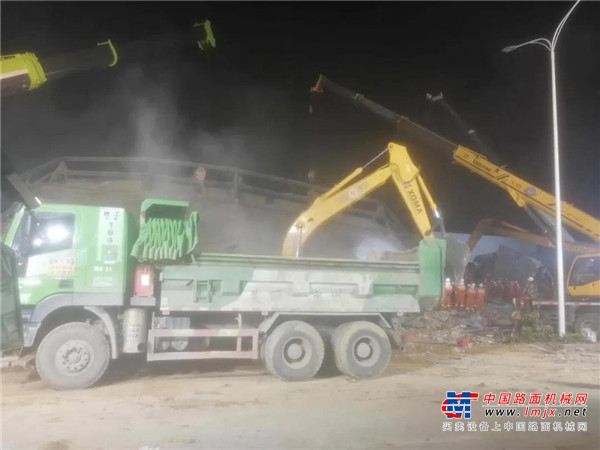 与时间赛跑！厦工挖掘机火速参与泉州欣佳快捷酒店坍塌事故一线救援