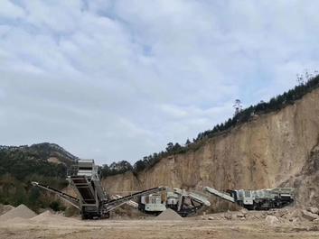 南方路机移动破碎筛分设备应用于福建项目